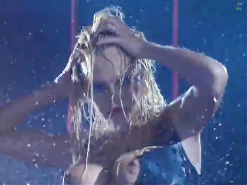 Marvelous Pamela Anderson gets wet under the rain and looks so sexy